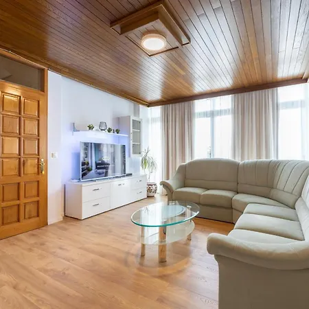 Family - Vranjes بيت ضيافة ماكارسكا