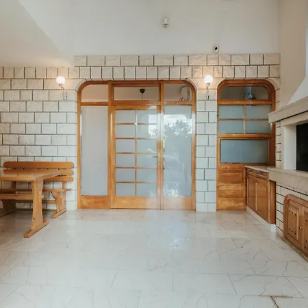 بيت ضيافة Family - Vranjes ماكارسكا