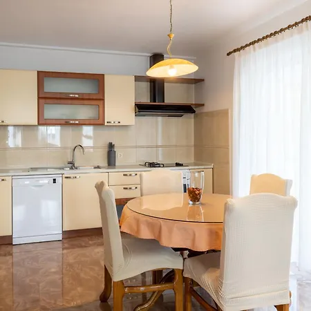 Family - Vranjes بيت ضيافة 3*